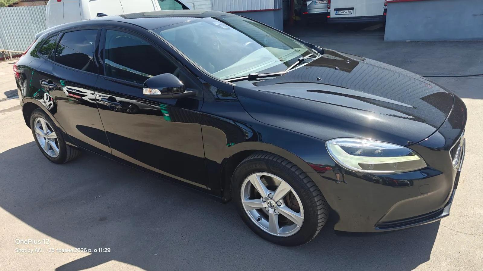 volvo v40 2018